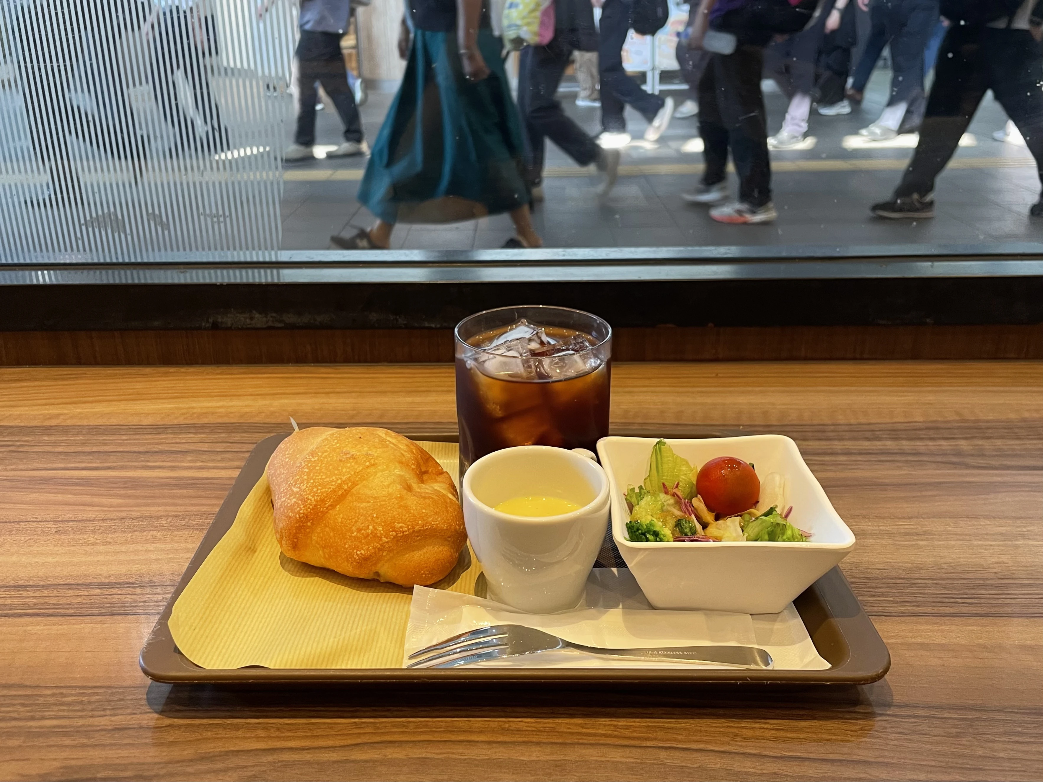 灘駅のカフェで食べた塩パンとサラダの朝食