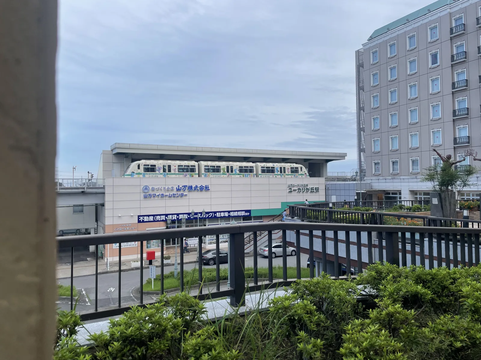 ユーカリが丘駅のホームに停車する山万ユーカリが丘線の車両