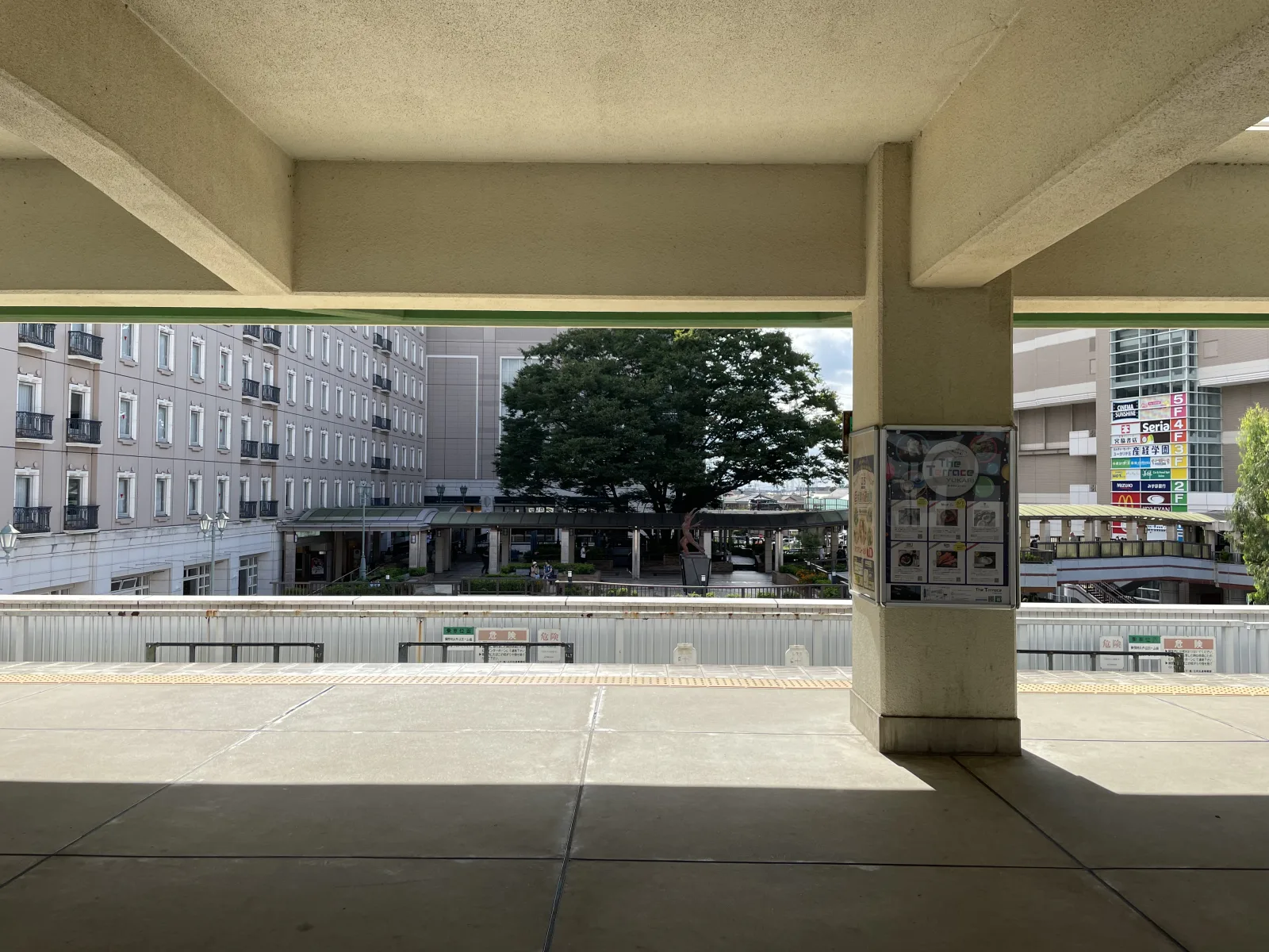 山万ユーカリが丘線のホームから見える駅前